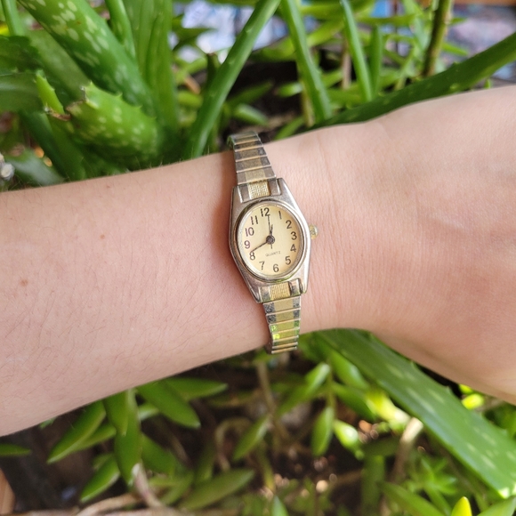 Classic Quartz Dainty Stretch Watch - Picture 2 of 8